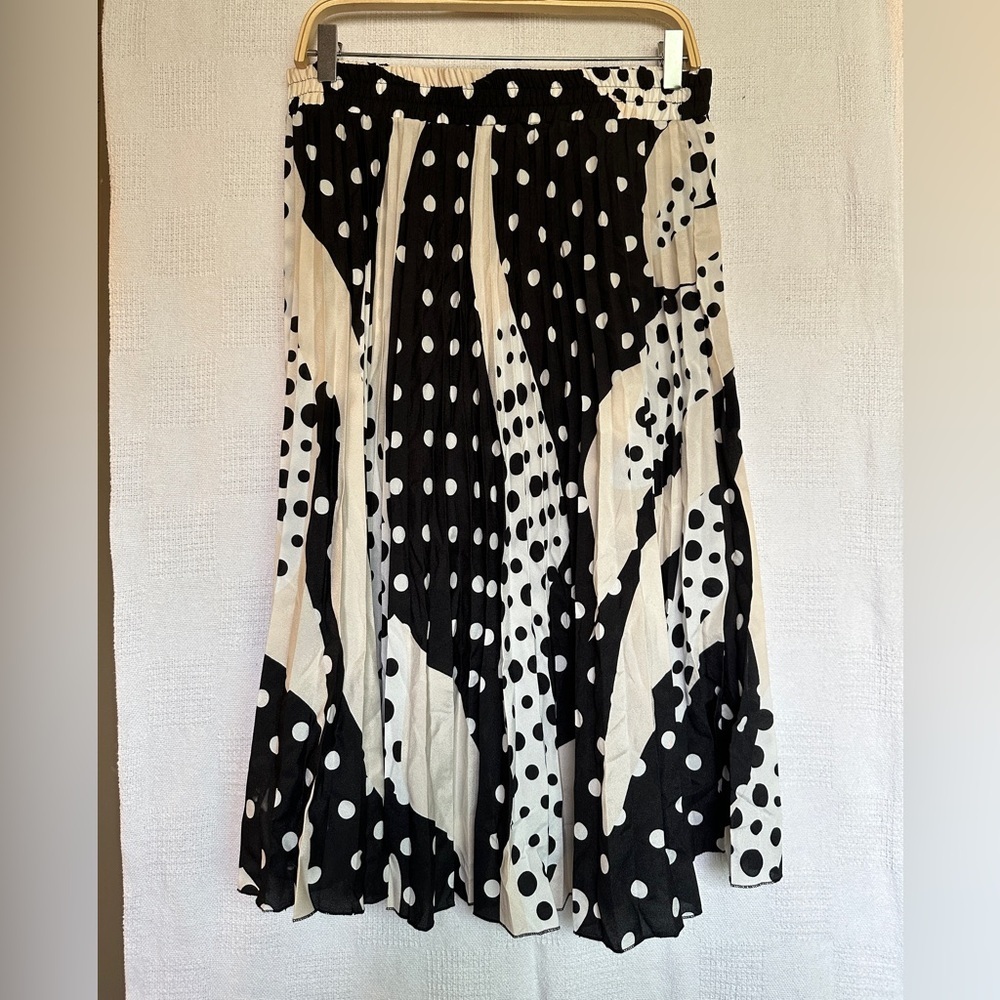 Tahari black and white skirt sz M - Picture 4 of 5
